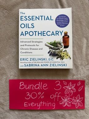 The Essential Oils Apothecary by Eric Zielinski - White Cover